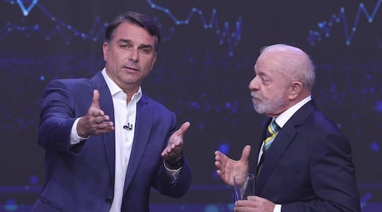 El presidente de Brasil y candidato a la reelección, Luiz Inácio Lula da Silva (d), y el opositor Flávio Bolsonaro.