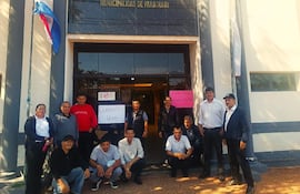 Funcionarios municipales de Paraguarí cumplen tres días de protesta por salarios impagos.