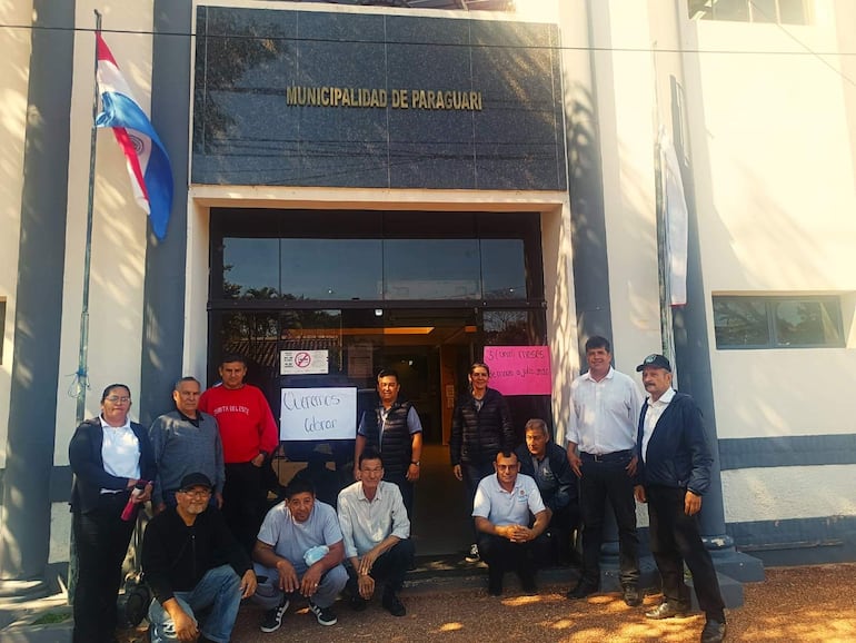 Funcionarios municipales de Paraguarí cumplen tres días de protesta por salarios impagos.