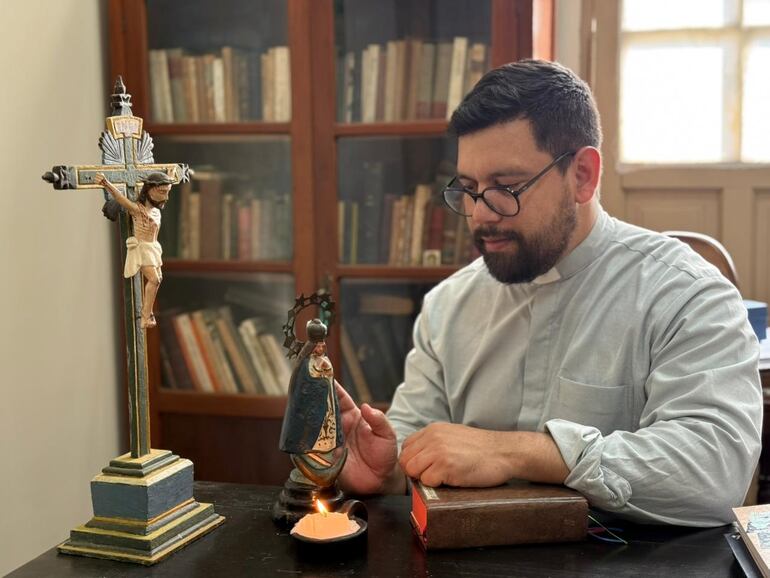 El Pbro. Hugo Fernández, director de Patrimonio de la Arquidiócesis, explica el significado de la imagen de la Virgencita en el culto familiar.