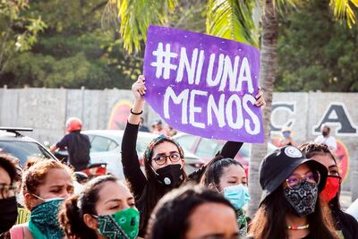 Feministas y ciudadanas en general se manifiestan en repudio a los casos de feminicidios. (EFE).
