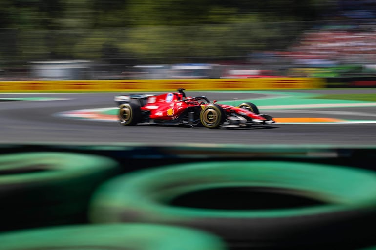 El monoplaza Ferrari del piloto monegasco Charles Leclerc en el primer ensayo libre del Gran Premio de Italia en el Circuito de Monza, Monza, Italia.