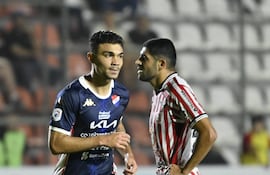 Festejo mesurado de Hugo Iván Valdez, autor del tanto de apertura en el marcador, ante el lamento del mediocampista "rayadito", Hugo González.