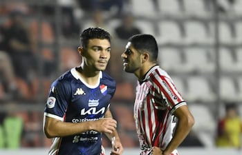 Festejo mesurado de Hugo Iván Valdez, autor del tanto de apertura en el marcador, ante el lamento del mediocampista "rayadito", Hugo González.