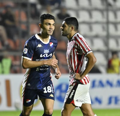 Festejo mesurado de Hugo Iván Valdez, autor del tanto de apertura en el marcador, ante el lamento del mediocampista "rayadito", Hugo González.