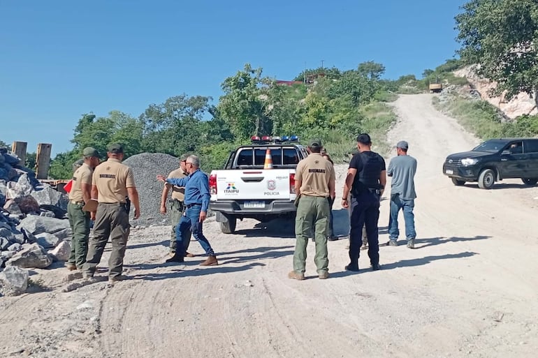 Polic&iacute;as y militares en la cantera Candelaria de Vallem&iacute;, de donde salieron los explosivos usados en el asalto a la agroexportadora Algisa de Coronel Bogado.
