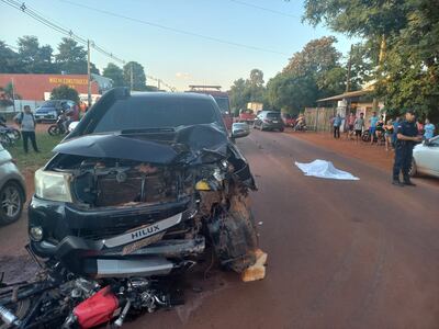 La motocicleta quedó atascado bajo la camionera en el percance ocurrido en Minga Guazú.