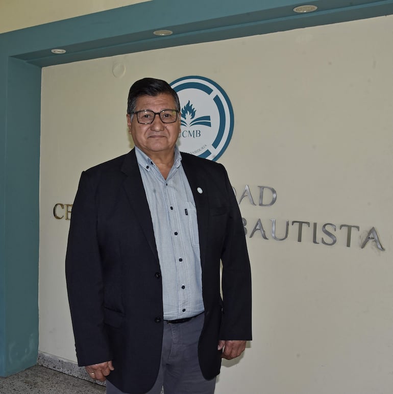 El rector de la UCMB, Mgtr. Leonardo Álvarez, destaca la formación que realizan en la Universidad Centro Médico Bautista.