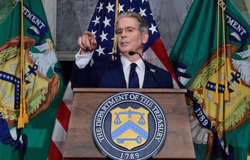 El secretario del Tesoro de EE. UU., Scott Bessent, responde a periodistas tras anunciar una nueva serie de sanciones contra Irán —las cuales describió como un «Día D económico»— en la Sala Cash del Departamento del Tesoro