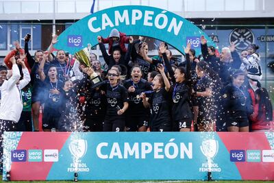 Las jugadoras de Libertad celebran el título obtenido ayer en el estadio Carfem de Ypané.