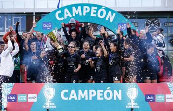 Las jugadoras de Libertad celebran el título obtenido ayer en el estadio Carfem de Ypané.