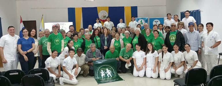 En la foto aparecen integrantes de la Asociación de Adultos Mayores junto a docentes, doctores y estudiantes de la Facultad de Ciencias Biomédicas de la Universidad Nacional de Pilar.