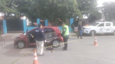 Oficiales inspeccionan el vehículo Kia Picanto que fue utilizado por el maleante. 