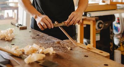 El color de piel también
afecta en dimensiones tales como el tipo y la calidad del empleo al que acceden las personas, en el promedio de 21 países de América Latina y el Caribe.