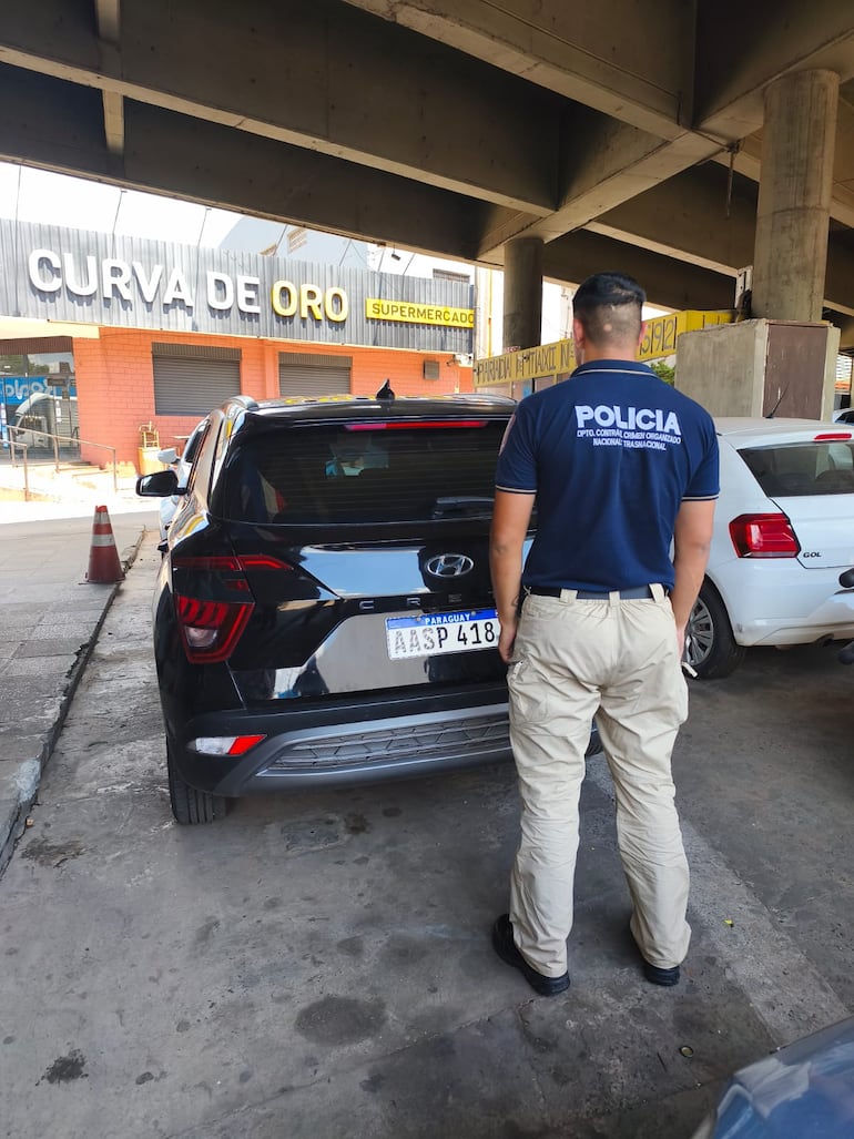 El vehículo que fue incautado durante el procedimiento.