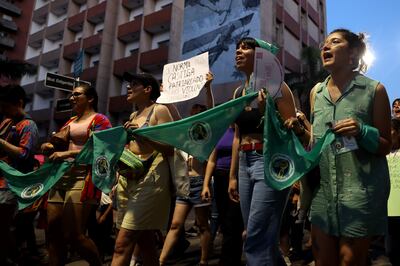 Mujeres participan en una marcha como parte del Día Internacional de Eliminación de la Violencia contra la Mujer este martes, en Asunción (Paraguay).