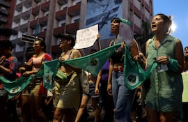 Mujeres participan en una marcha como parte del Día Internacional de Eliminación de la Violencia contra la Mujer este martes, en Asunción (Paraguay).
