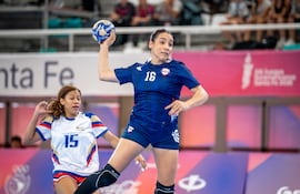 La goleadora del juego Jessica Fleitas ataca la portería cafetera, en el partido que las guerreras consiguieron el triunfo y ya aseguraron el podio en los Suramericanos.
