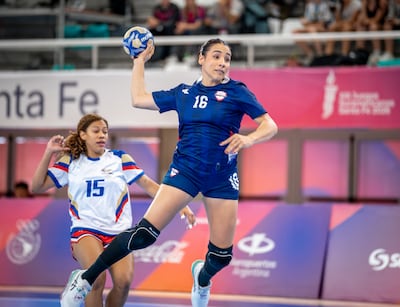 La goleadora del juego Jessica Fleitas ataca la portería cafetera, en el partido que las guerreras consiguieron el triunfo y ya aseguraron el podio en los Suramericanos.
