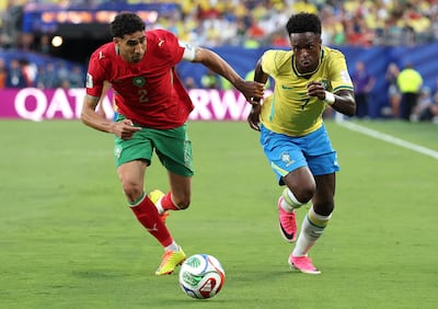 Achraf Hakimi de Marruecos disputa el balón contra Vinicius Junior de Brasil durante el partido del Grupo C de la Copa Mundial de la FIFA 2026 entre Brasil y Marruecos en el New York New Jersey Stadium.