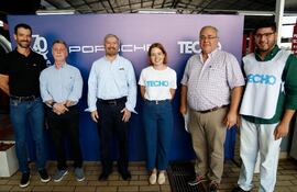Directivos de Diesa y TECHO entregaron títulos a 25 personas beneficiadas con el programa de mecánica automotriz.