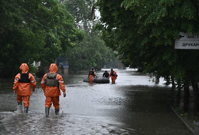 Rescatistas evacúan a residentes de una zona inundada de Jersón, Ucrania, este domingo.