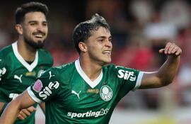El delantero paraguayo, Ramón Sosa celebra el agónico tanto que le dio el triunfo a Palmeiras en el clásico paulista ente São Paulo.