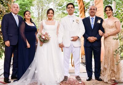 Los novios con sus padrinos.