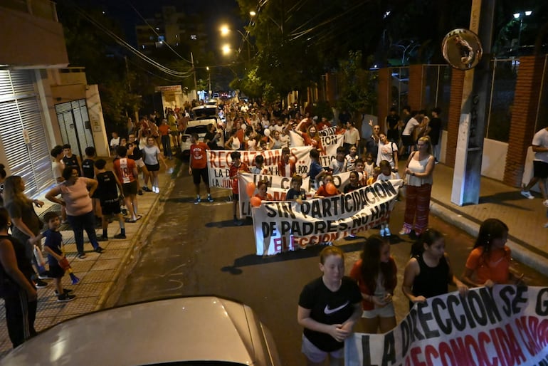 Protestas continúan en el Colegio Internacional por polémica designación de director