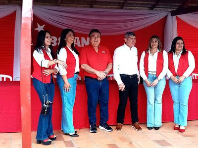 De izquierda a derecha: las técnicas de la Supervisión N° 09-12 Aidee Páez Méndez y Adelina Lugo; el intendente Luciano Cañete; el diputado Héctor “Bocha” Figueredo; la supervisora Liliana Correa; y la técnica de supervisión Mirian Ayala.