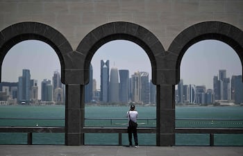 Un visitante del Museo de Arte Islámico fotografía el perfil urbano de rascacielos de Doha el 9 de julio de 2026. Estados Unidos e Irán intercambiaron ataques ese mismo día —por segunda jornada consecutiva— mientras Washington y Teherán se disputaban el estratégico estrecho de Ormuz. El ejército iraní afirmó haber atacado objetivos en Kuwait, Baréin y Catar con drones suicidas, como parte de sus ofensivas contra bases estadounidenses en el Golfo, según informó la televisión estatal.