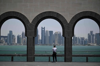 Un visitante del Museo de Arte Islámico fotografía el perfil urbano de rascacielos de Doha el 9 de julio de 2026. Estados Unidos e Irán intercambiaron ataques ese mismo día —por segunda jornada consecutiva— mientras Washington y Teherán se disputaban el estratégico estrecho de Ormuz. El ejército iraní afirmó haber atacado objetivos en Kuwait, Baréin y Catar con drones suicidas, como parte de sus ofensivas contra bases estadounidenses en el Golfo, según informó la televisión estatal.