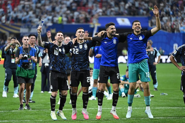 Lionel Messi, Lautaro Martínez, José Manuel López y Gerónimo Rulli de Argentina celebran tras la victoria por 2-1 durante el partido de semifinales de la Copa Mundial de la FIFA 2026 entre Inglaterra y Argentina en el Atlanta Stadium en Atlanta, Georgia.