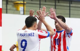 Hugo Martínez festeja con Arnaldo Báez, uno de sus 3 goles.