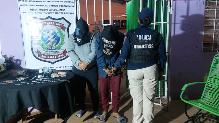 Los dos detenidos junto con toda la evidencia incautada durante la operación contra el microtráfico realizada ayer en Ypané.