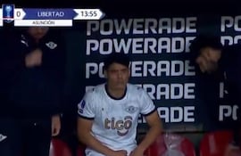 Lorenzo Melgarejo, futbolista de Libertad, presiona el muslo izquiedo después de sufrir una lesión en el partido contra Fernando de la Mora por los octavos de final de la Copa Paraguay 2026 en el estadio Arsenio Erico, en Asunción, Paraguay.
