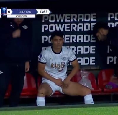 Lorenzo Melgarejo, futbolista de Libertad, presiona el muslo izquiedo después de sufrir una lesión en el partido contra Fernando de la Mora por los octavos de final de la Copa Paraguay 2026 en el estadio Arsenio Erico, en Asunción, Paraguay.