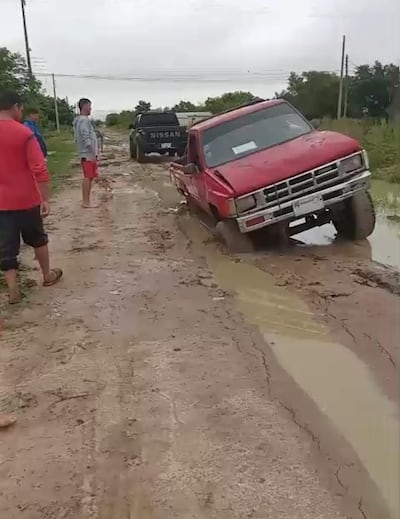Una camioneta quedó empantanada en el barrio Colinas de Pilar.