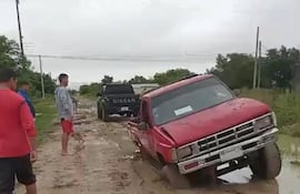 Una camioneta quedó empantanada en el barrio Colinas de Pilar.