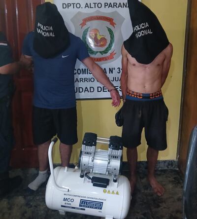 Los detenidos con el compresor hurtado del local de los Hermanos Capuchinos.
