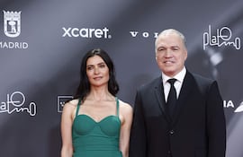 La actriz colombiana Ana María Orozco y el abogado peruano, Salvador del Solar, posan a su llegada a la entrega de los Premios Platino, en Madrid. (EFE/ Daniel González)