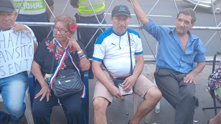 Manifestación de adultos mayores frente a la sede del Ministerio de Desarrollo Social por aumento de la pensión.