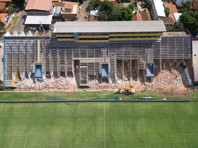 Una parte de la historia del Sportivo Luqueño se viene abajo para la restauración de la casa auriazul que será orgullo de la comunidad que está plenamente identificada con el club.
