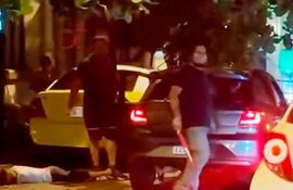 Captura de video de agresión contra un niño por parte de dos hombres en pleno centro de Asuncion. Ocurrió el sábado pasado y ahora hay procesados por supuesta lesión grave.