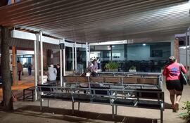 Pacientes y familiares se agrupan en el exterior del Hospital General de San Lorenzo en busca de atención médica.