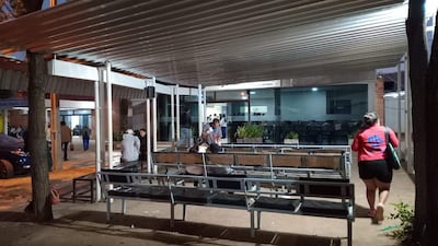 Pacientes y familiares se agrupan en el exterior del Hospital General de San Lorenzo en busca de atención médica.