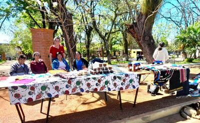 La guía familiar Natalia Figueredo (parada), en compañía de un grupo de mujeres emprendedoras del programa Tekoporã de Carapeguá.