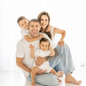 El cumpleañero Bastian con su hermanito Vittorio y sus papis Pablo Vegetti y Joselina Bonetti.