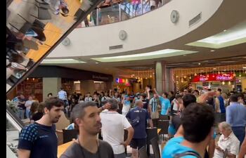 Hinchas de Racing en el patio de comidas de un Shopping.