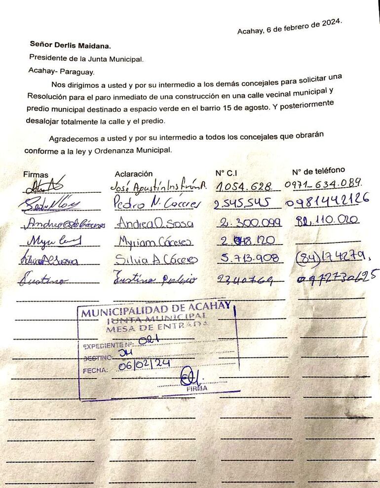 Pobladores piden el paro inmediato de la construcción en el barrio 15 de Agosto de Acahay.